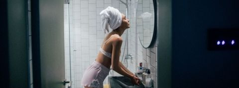 La “Clean Beauty”, ou les prémices d’une nouvelle norme ? fille qui se regarde dans le mirroir