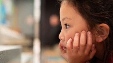 Petite fille qui regarde quelque chose