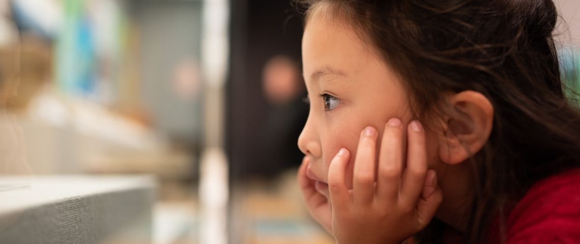 Face à la menace climatique, la culture et le patrimoine en transition(s) Petite fille qui regarde quelque chose