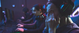 Des streameurs de jeu vidéo fatigués, dont l'un se frottant les yeux