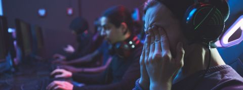 Comment émerger sur Twitch ? Des streameurs de jeu vidéo fatigués, dont l'un se frottant les yeux