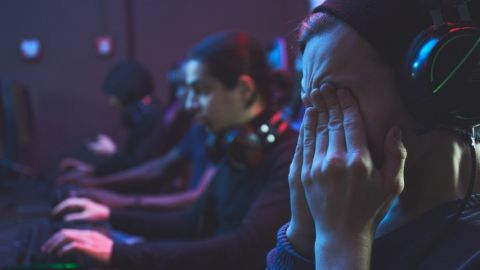 Des streameurs de jeu vidéo fatigués, dont l'un se frottant les yeux