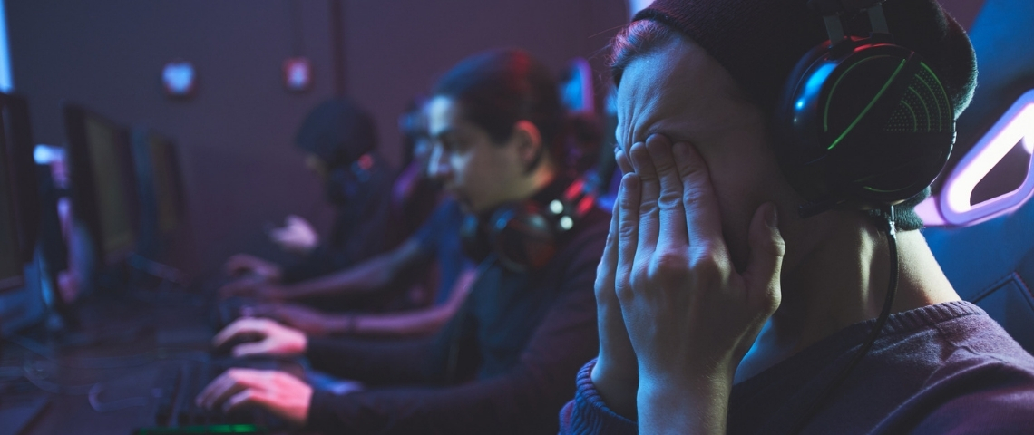 Comment émerger sur Twitch ? Des streameurs de jeu vidéo fatigués, dont l'un se frottant les yeux