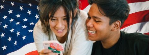 Pourquoi les Z préfèrent s'informer sur TikTok ? Deux ados qui regardent leur téléphone