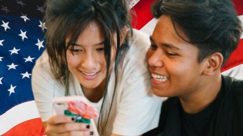 Pourquoi les Z préfèrent s'informer sur TikTok ? Deux ados qui regardent leur téléphone