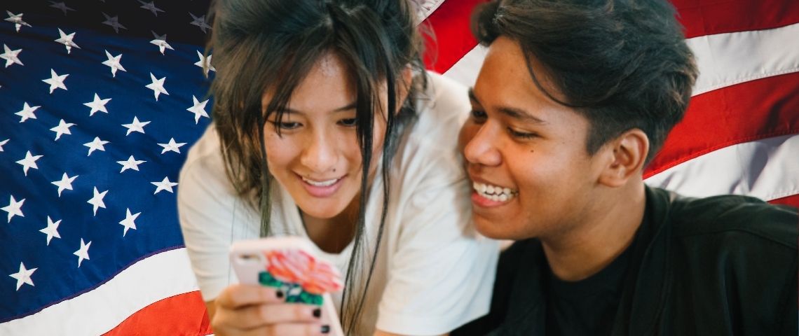 Pourquoi les Z préfèrent s'informer sur TikTok ? Deux ados qui regardent leur téléphone
