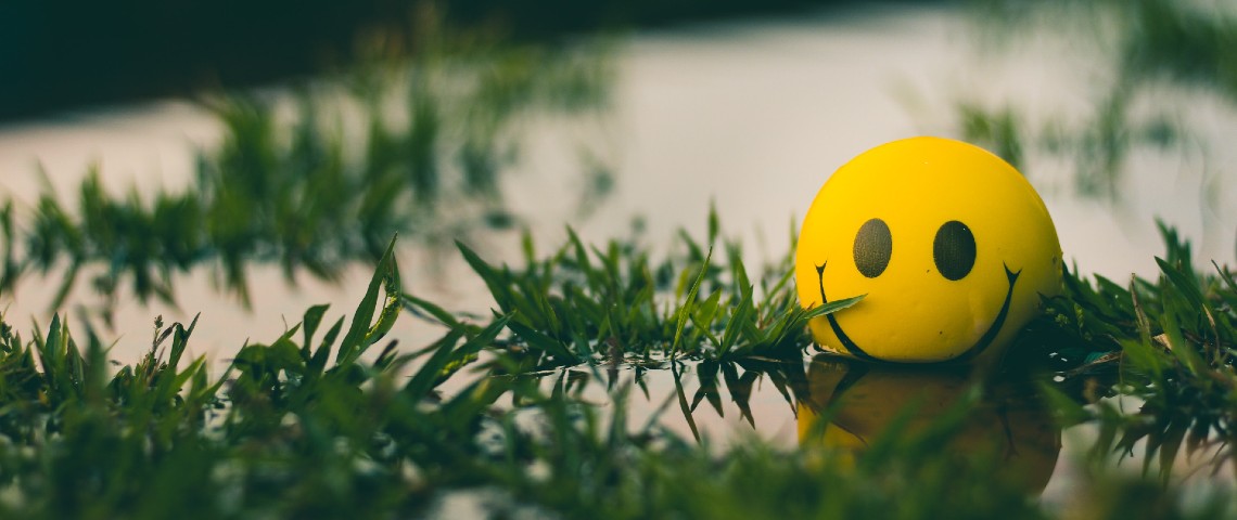 5 bonnes nouvelles pour se redonner espoir pendant le confinement Une balle Smiley flotte dans une marre d'eau