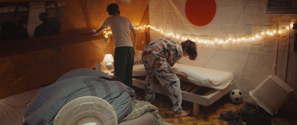 Pour le lancement de son pack premium, Orange Banque lance une campagne avec Havas Paris et Blue 449 Jeunes enfants cherchant quelque chose sous un lit