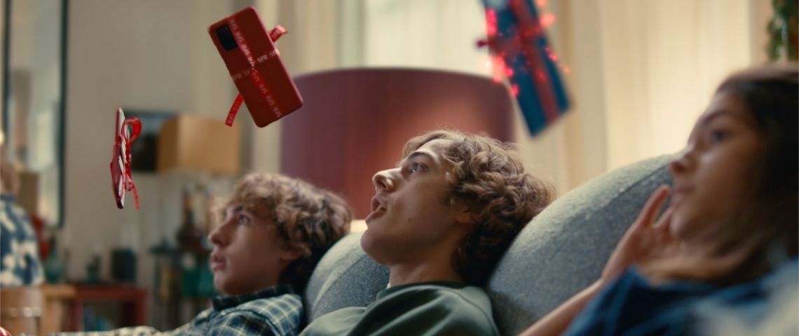 SFR lance son nouveau territoire publicitaire : « Le moment idéal de chacun » accompagnée par l'agence Saatchi&Saatchi 3 jeunes garçons assis dans un canapé