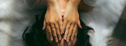 Un lieu dédié au soin des burn-out ouvrira bientôt en France Une femme allongée sur son lit, se tenant le visage dans ses mains