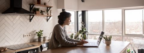 Facebook recrute un Directeur du télétravail Une femme en train de télétravailler dans son appartement