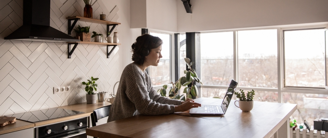 Facebook recrute un Directeur du télétravail Une femme en train de télétravailler dans son appartement