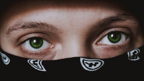 Un homme portant un bandana sur le visage en gros plan