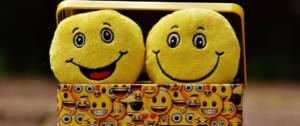 Des peluches emojis