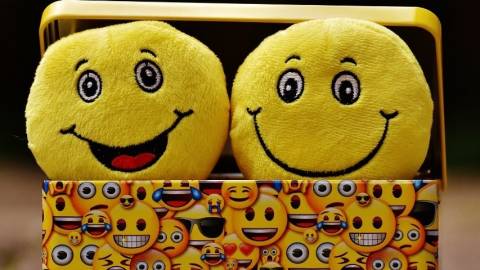 Des peluches emojis