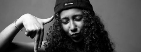 Le nouveau langage visuel des ados sur TikTok Une photo noir et bland d'une ado avec un bonnet