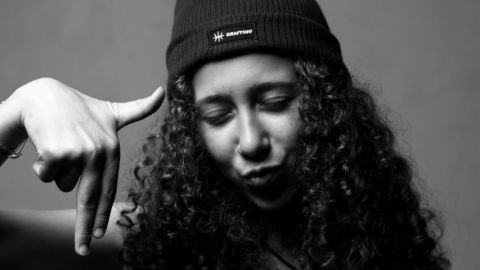 Une photo noir et bland d'une ado avec un bonnet