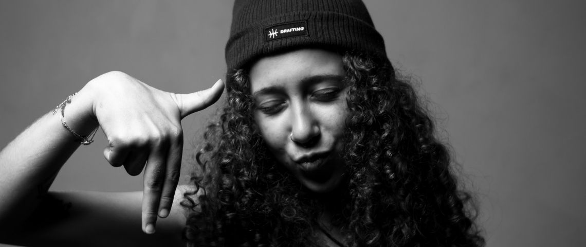 Le nouveau langage visuel des ados sur TikTok Une photo noir et bland d'une ado avec un bonnet