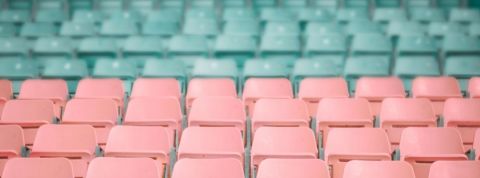 Que faire des bureaux vides ? Un siège rose et vert vides