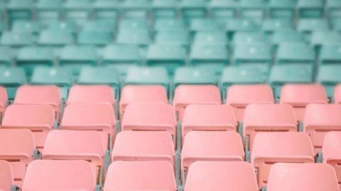 Un siège rose et vert vides