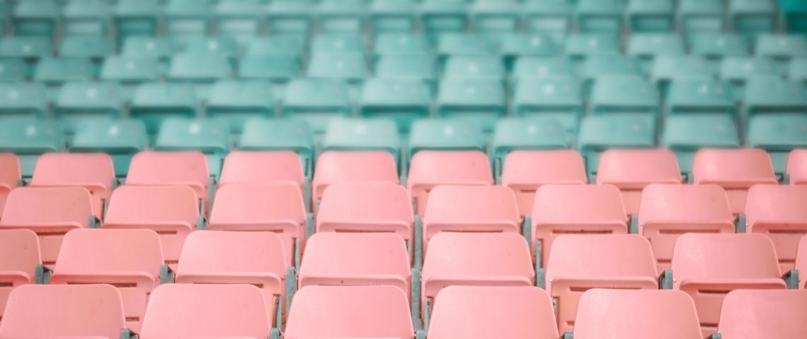 Que faire des bureaux vides ? Un siège rose et vert vides