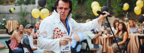 Voici venue l'ère étrange des deepfakes audio Sosie raté d'Elvis Presley chante à un micro