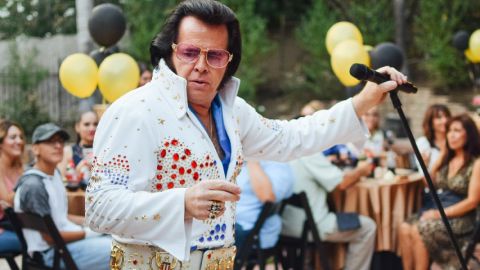 Sosie raté d'Elvis Presley chante à un micro