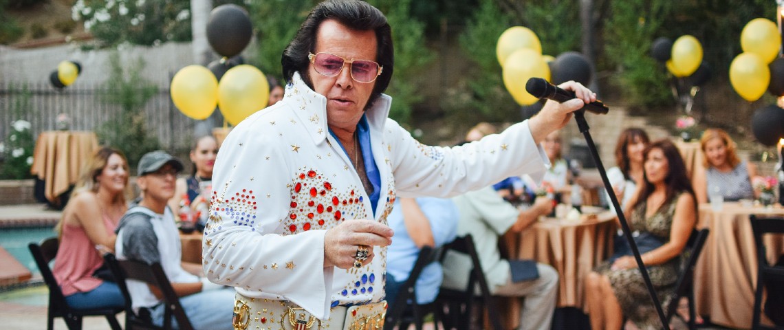 Voici venue l'ère étrange des deepfakes audio Sosie raté d'Elvis Presley chante à un micro