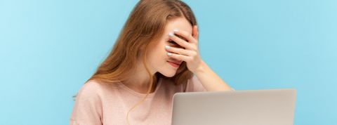 Noter les arrière-plans, hacker une réunion... Le meilleur du pire de Zoom Une femme devant son écran d'ordinateur se cache le visage