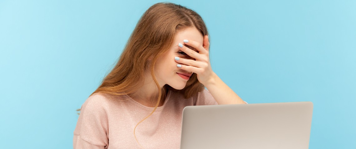 Noter les arrière-plans, hacker une réunion... Le meilleur du pire de Zoom Une femme devant son écran d'ordinateur se cache le visage