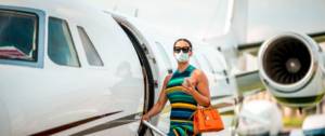 Une femme chic entre dans un jet privé