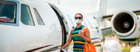 Comment les très riches s'équipent pour se protéger du Covid-19 ? Une femme chic entre dans un jet privé