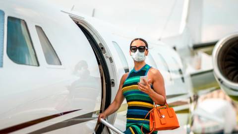 Une femme chic entre dans un jet privé