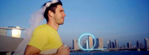 Cette app transforme votre jogging en fictions dont vous êtes le héros un homme fait son footing avec un voile de marié