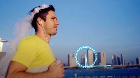 un homme fait son footing avec un voile de marié