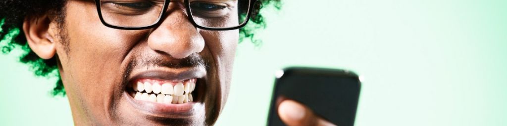 Un monsieur énervé devant son smartphone