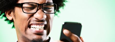 Pourquoi les changements des réseaux sociaux nous agacent autant Un monsieur énervé devant son smartphone