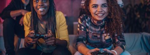 Le jeu vidéo devient un vecteur de lien social Deux femmes qui jouent à la console de jeux video
