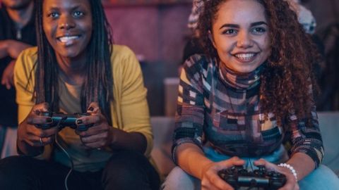 Deux femmes qui jouent à la console de jeux video