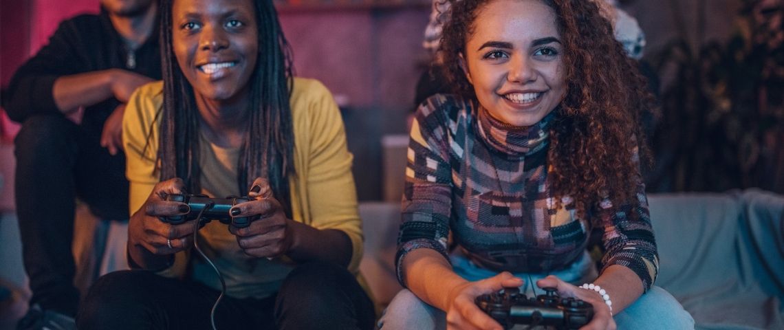 Le jeu vidéo devient un vecteur de lien social Deux femmes qui jouent à la console de jeux video