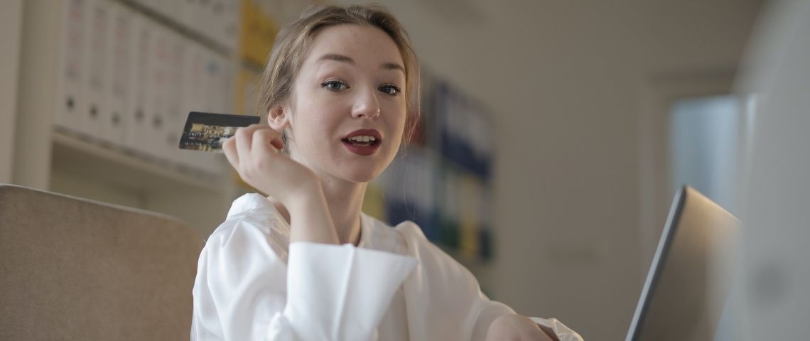 KIABI se désengage du Black Friday et propose une opération solidaire : Le BEST FRIDAY Jeune femme avec une carte bleue à la main