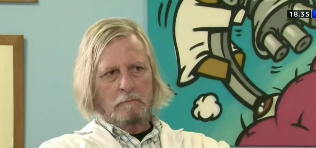 Didier Raoult, l'animal médiatique un homme avec une barbe et des cheveux blancs dans son bureau