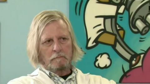 Didier Raoult, l'animal médiatique un homme avec une barbe et des cheveux blancs dans son bureau