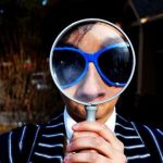 Un homme en costume avec un loupe sur le visage