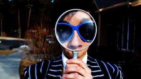 Un homme en costume avec un loupe sur le visage