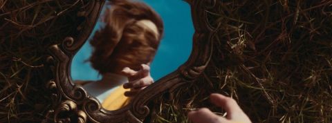 La tendance de la manifestation sur TikTok Une femme qui se regarde dans un miroir posé par terre