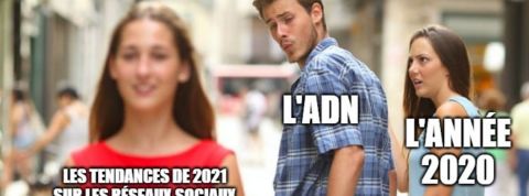 Les mèmes sont la grande tendances de 2021 un homme regarde une fille dans la rue, sa copine est jalouse.