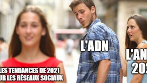 un homme regarde une fille dans la rue, sa copine est jalouse.