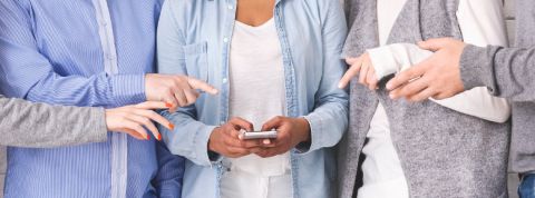 Dark Social : la manipulation est passée de Facebook à WhatsApp Des personnes en train de pointer le smartphone d'une personne au centre d'un groupe