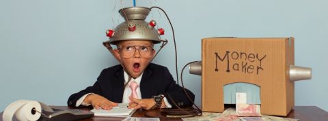 Comment gagner de l'argent sur Patreon un enfant avec casque qui est relié à une boite en carton